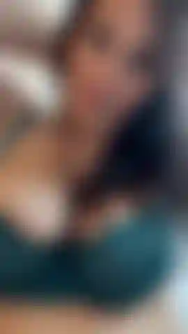 Vídeo close-up dos meus seios e mamilos grandes que estão muito duros.