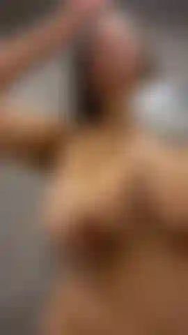 Tomo banho na academia.