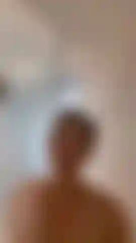 Vídeo voyeur no chuveiro me veja lavar meus peitos grandes.