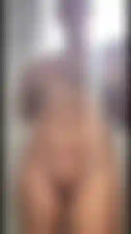 Tome um banho comigo! Jovem moça nua.