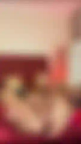 Dildo anal + buceta vibratória = gozada forte.