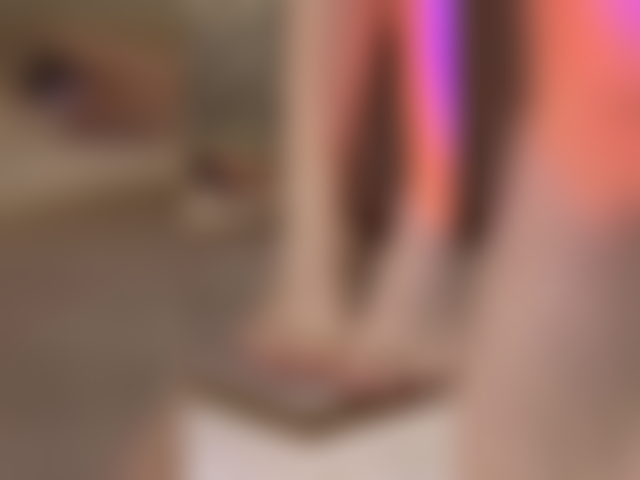 Pés descalços bem próximos, pedicure, provocação com os pés.