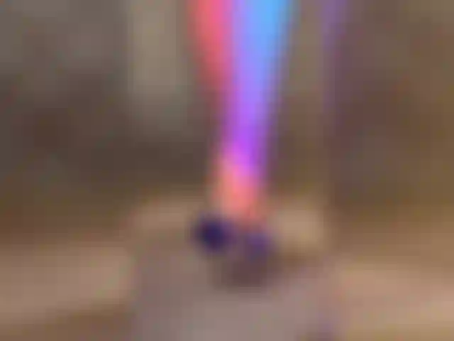 Com os pés descalços e saltos altos abertos.