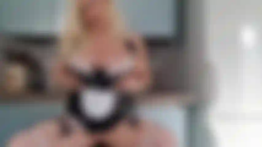 Faxineira se fode na cozinha com vibrador preto.