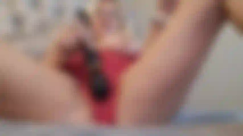 Milf goza de calcinha, encharcando a calcinha.