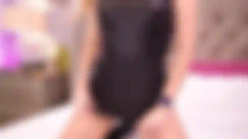 Sexy loira felisha provocando com botas pretas.