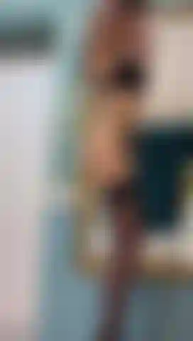 Pernas longas e provocação sexy.