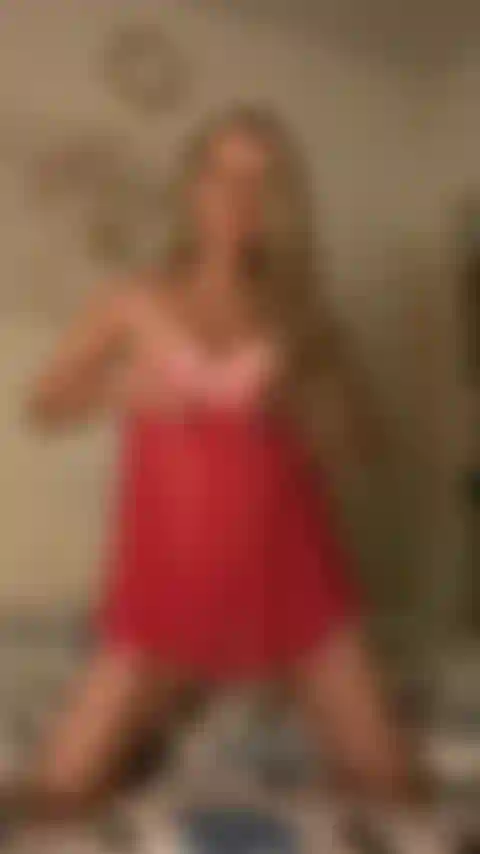 A estrela pornô sexy anita dark está brincando com sua boceta na cama (tirando a camisola sexy primeiro e depois passando os dedos na boceta com força).
