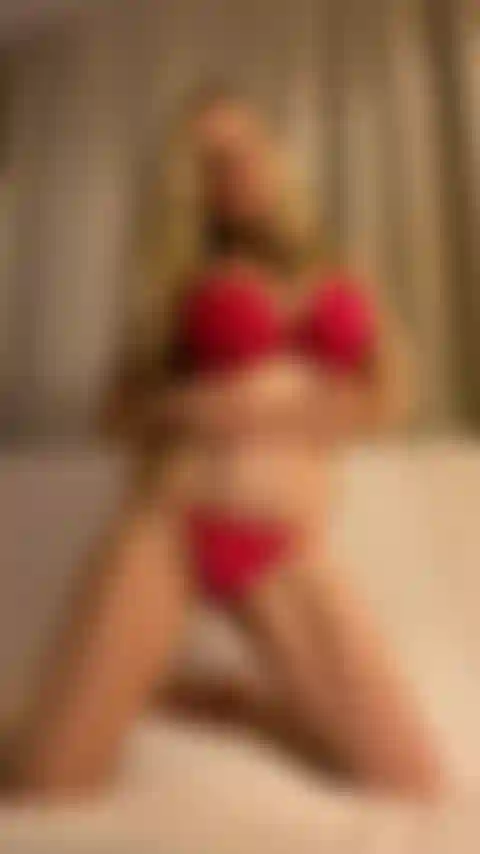 Striptease de lingerie vermelha - dedilhado de buceta pela estrela pornô anita dark.