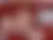 Jogo de gravidez em vestidinho vermelho.