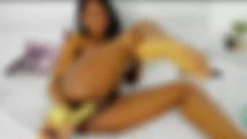 Fodendo com força meu buraco molhado.