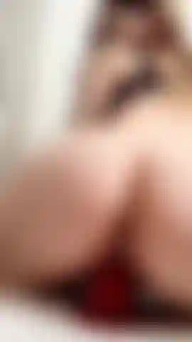 Close up montando grande vibrador vermelho na parte de trás.