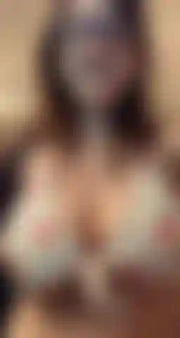 Provocando peitos grandes com biquíni pequeno.