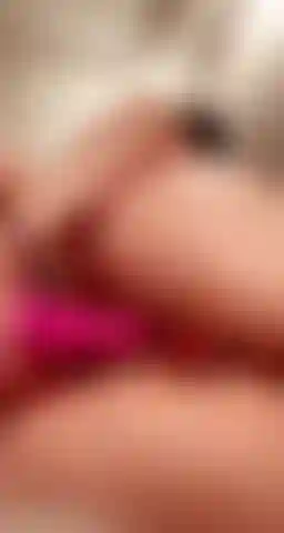 Close me fodendo com o vibrador com meu lindo bumbum vermelho ;).