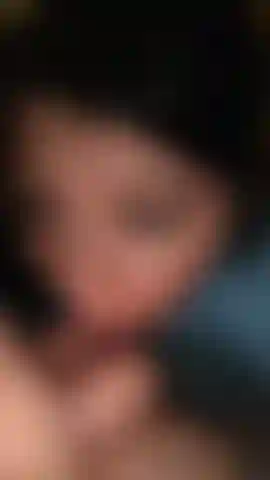 Deslizando minha língua macia em seu pau duro e em suas bolas.