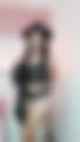 Usando lingerie preta (amador).