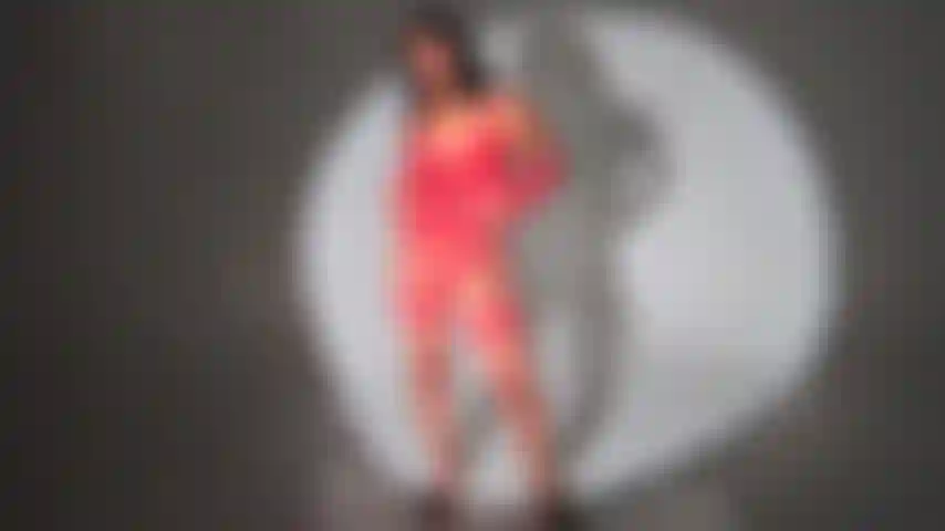 Uma garota sexy em lingerie vermelha.