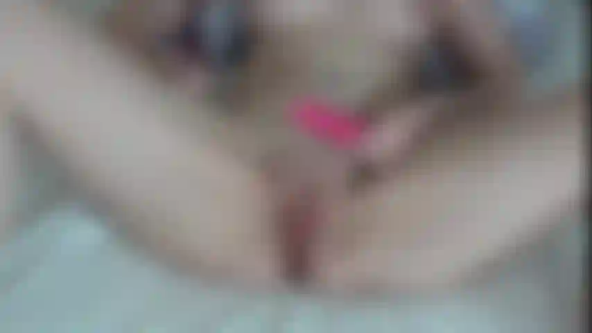 Dois brinquedos! Fodo minha bucetinha com um vibrador enquanto uso meu vibrador poderoso para me fazer ter um orgasmo forte, é tão bom e muita conversa suja no meu sotaque inglês... Sorte sua!