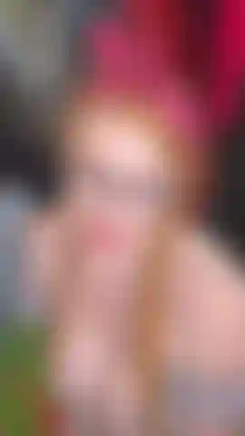Dona de casa travessa te convence a ficar e brincar... Vídeo estilo pov... Imagina que você precisa ir trabalhar, mas a ideia de ter seu pau chupado, um footjob com óleo e eu te cavalgando é irresistível para deixar passar.