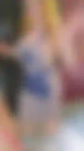 A barbearia topless da anna...Onde os sonhos se tornam realidade... Este cavalheiro se presenteou com um corte de cabelo na barbearia privada da anna, e as coisas rapidamente escalaram para chupadas e fodas por toda a loja, com um final de gozada deliciosa.