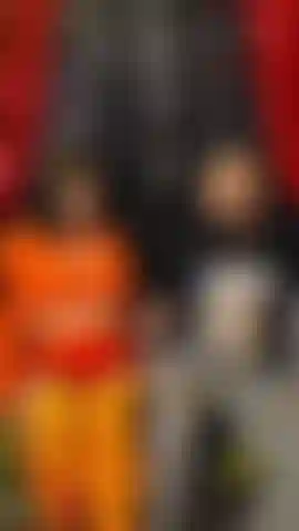 Velma chupa, cavalga e é preenchida pelo shaggy... Após a quente sessão de jogo mútuo com o fred, velma passa a chupar o pau do shaggy e a cavalgar ele na parte de trás da máquina do mistério enquanto usa sua varinha mágica.