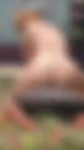 Meu marido chegou em casa enquanto eu estava filmando um vídeo solo de andar no dildo... Ele se junta a mim e insere um plug anal. Cavalgando, chupando a rola, e um incidente infeliz mas engraçado com o plug anal! Continuamos filmando para vocês, claro, então ainda tem um final muito quente onde eu cavalgo ele até ele gozar.