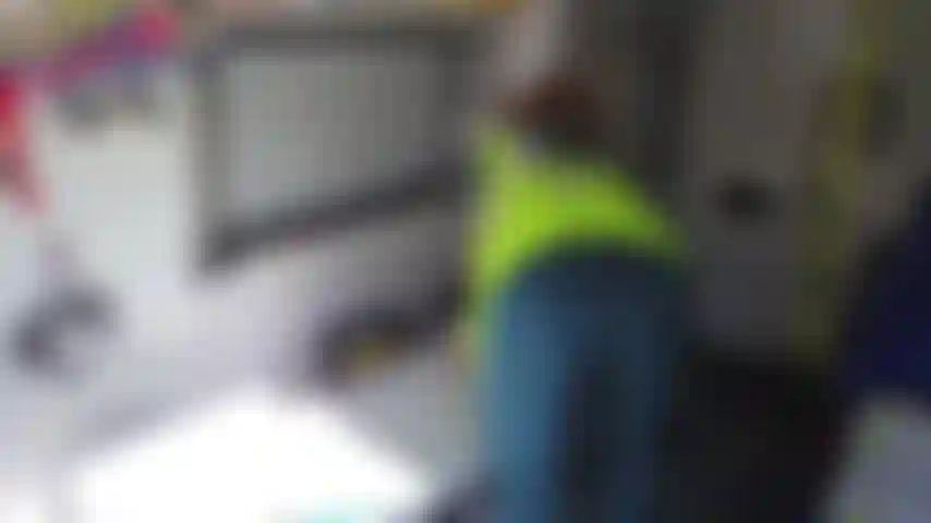 Fodendo por toda a ambulância na pausa para o almoço... Depois de um dia estressante, tudo que ela precisa é de uma boa foda gostosa, então ela senta no colo do colega para ver se ele também quer... Fodendo em várias posições terminando com uma gozada por toda a minha bunda.