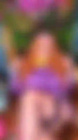 Daphne blake brinca com seu dildo antes de encontrar o grupo... Ela está usando meias e suspensórios, e se fode com seu dildo até gozar. Mas ela ainda vai tentar arranjar um tempo a sós com fred mais tarde também...