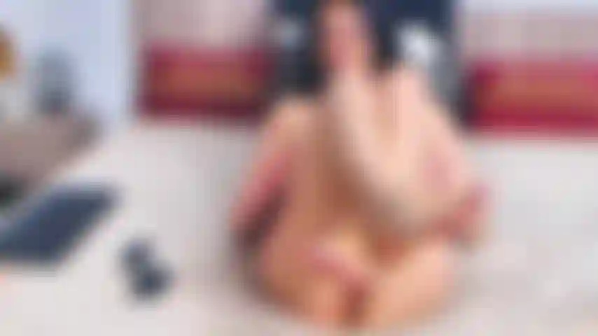 Lamba meus pés e minha buceta, observe-me brincar com minha buceta rosa para você.