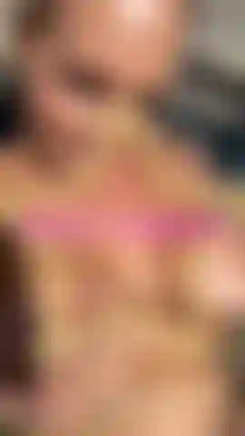 Provocadora de piscina nua.