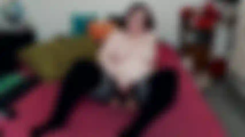 Peitos de fora e esfregando calcinha.