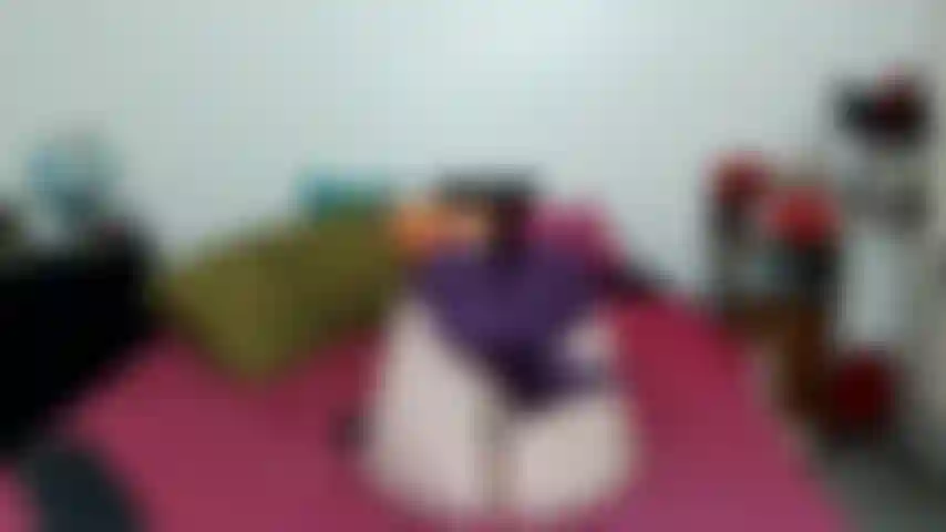 Provocadora roxa na altura da coxa.