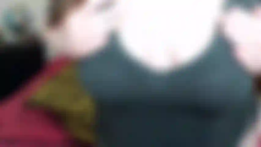 Jogo sensual de seios em suéter cinza *sem som*.