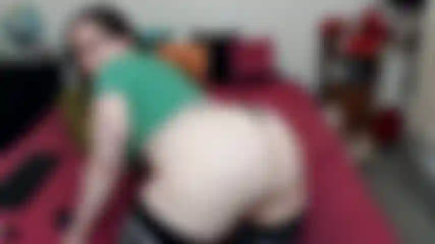 Twerk de tanga preta e blusa verde *sem som*.