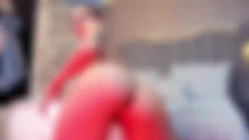 Brincando com meu cuzinho apertado.