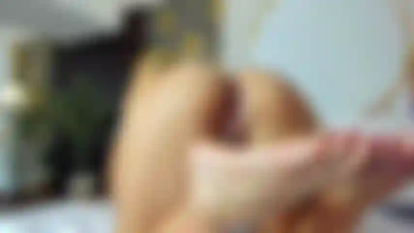 Eu abro minha buceta molhada e chupo meus pés de um jeito gostoso.!