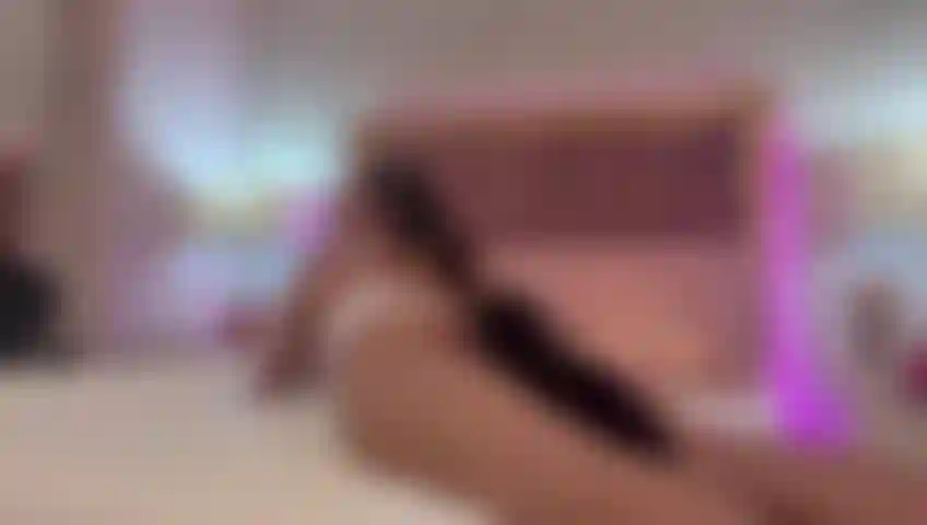 Brincando com meus dois brinquedos favoritos, um na minha bunda e o outro fodendo minha buceta.