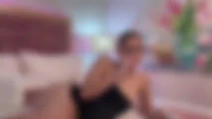 Só eu, minha cama e meu brinquedinho favorito.