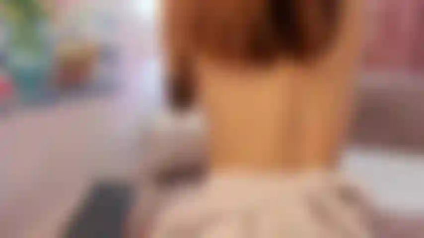 Uma menina pequena que engasgou com um pau enorme e depois acabou sendo fodida.