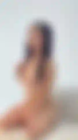 Minhas mãos percorrem cada curva do meu corpo, deslizando lentamente enquanto minha pele estremece a cada carícia.