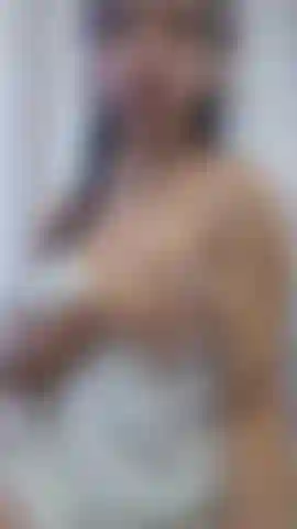 Vou tirar meu tohalla e você vai curtir meu jogo com meus dedos na buceta.