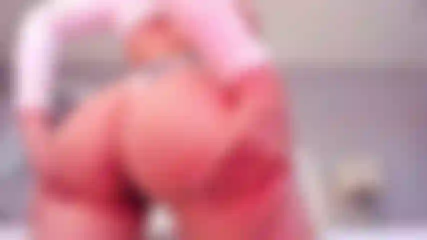 Minha calcinha listrada esconde algo maravilhoso! Prepare-se para ver como eu fodo minha buceta.