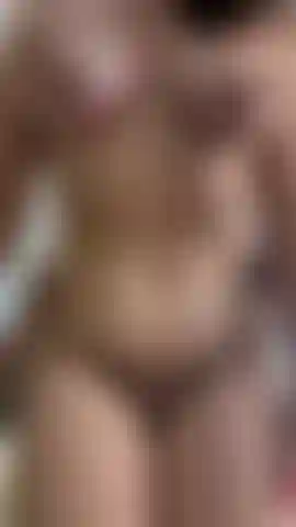 Primeiro olhe para meus peitos, depois coma seu pau.