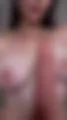 Seu pau me deixa excitado, entre meus peitos você fica melhor.