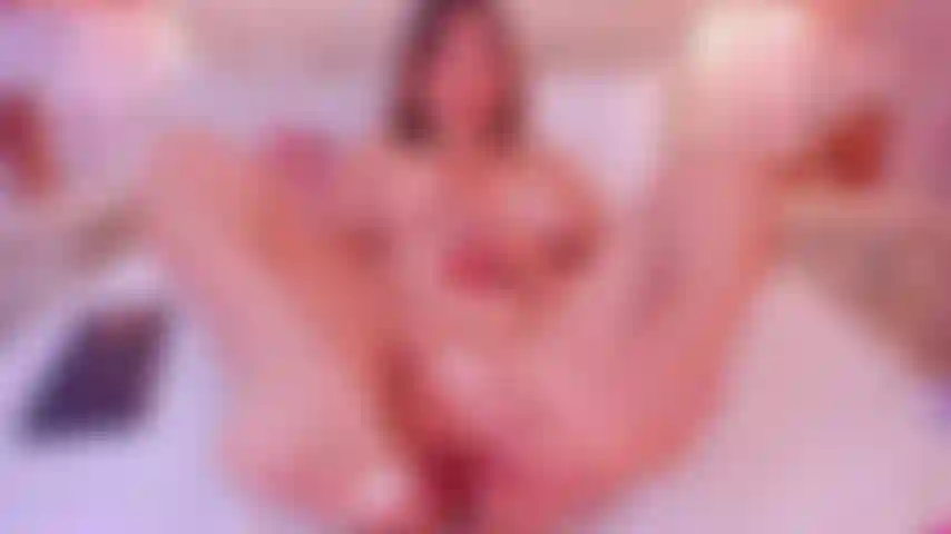 Minha bucetinha molhada, meus dedos em chamas e seu pau bem dentro de mim...