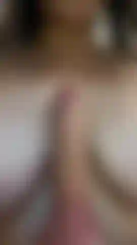 Seu pau dura entre meus peitos enormes! Saliva?? Sim.