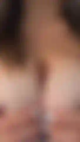 Um pau delicioso entre meus peitos enormes.