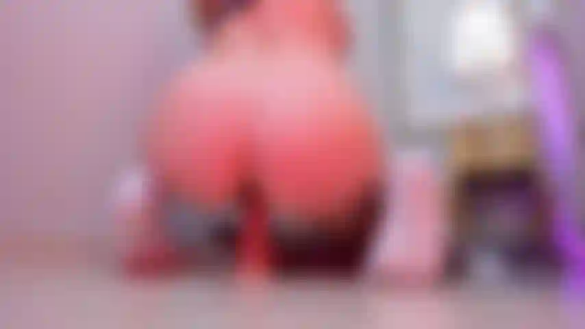 Minha bucetinha enorme e apertada adora quando seu pau fica duro e entra nela.