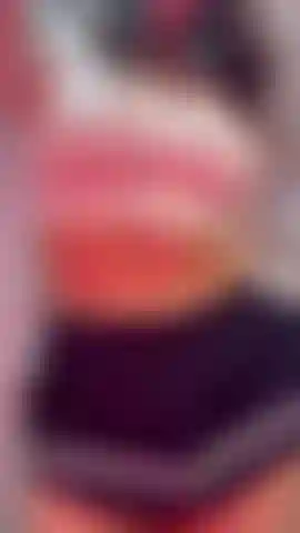 Saia curta, calcinha branca e... Peitos de fora.