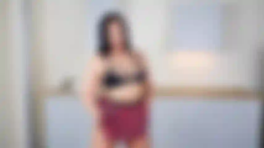 Saia xadrez sexy, tirando tudo até ficar nua.